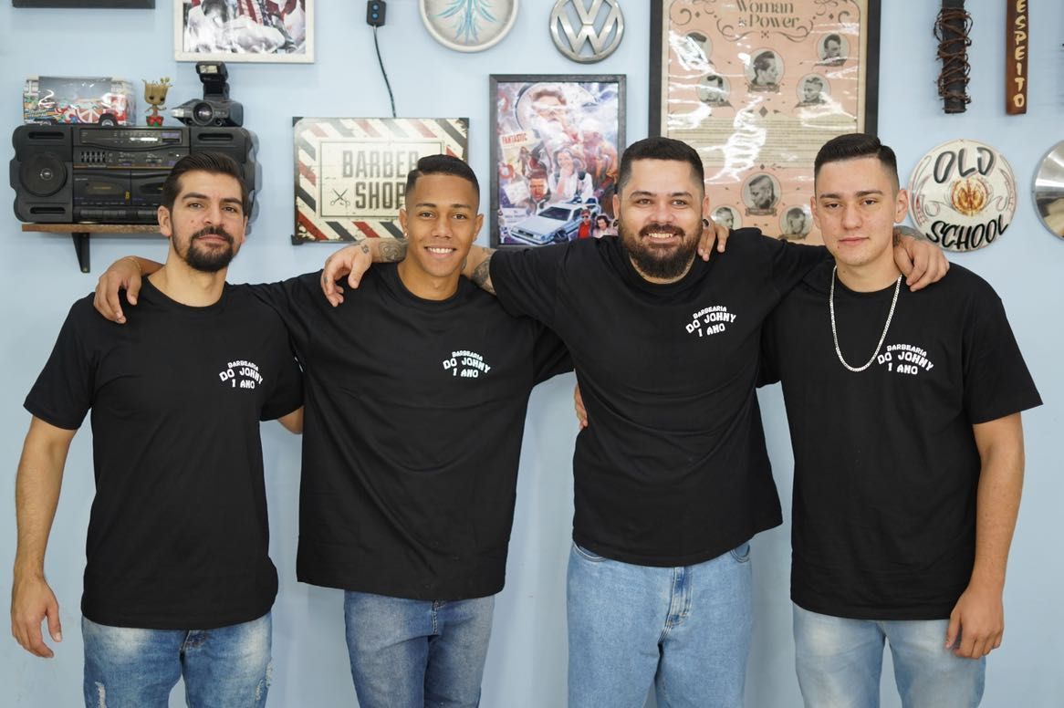 Corte disfarçado em  V  Obri gado - Marcão Barbearia