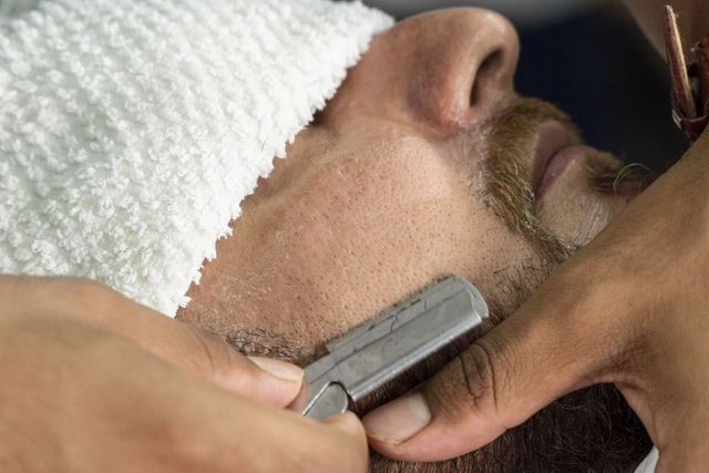 Salão. close-up de um corte de cabelo feminino, mestre em uma barbearia