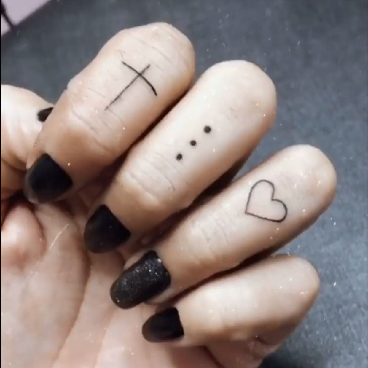 Portfólio de 1 Mini tattoo no dedo