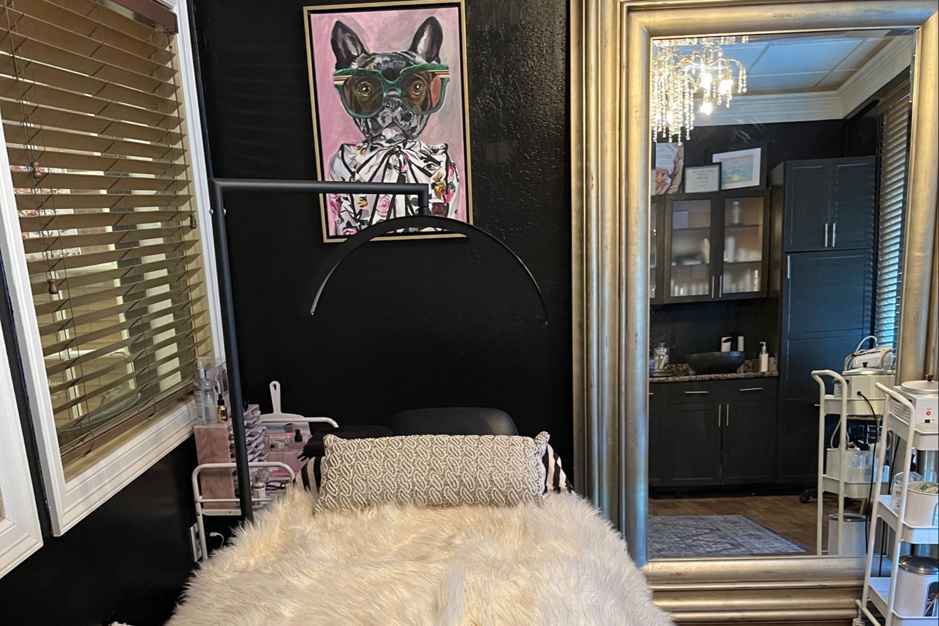 How to Decorate a Small Lash Room?