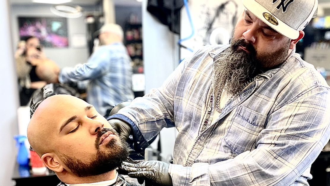 Barber Airbrushes Beards to Perfection 