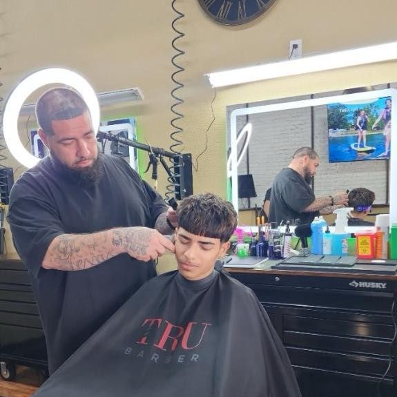 AJ THE BARBER, 106 Dixie Dr., Clute, 77531