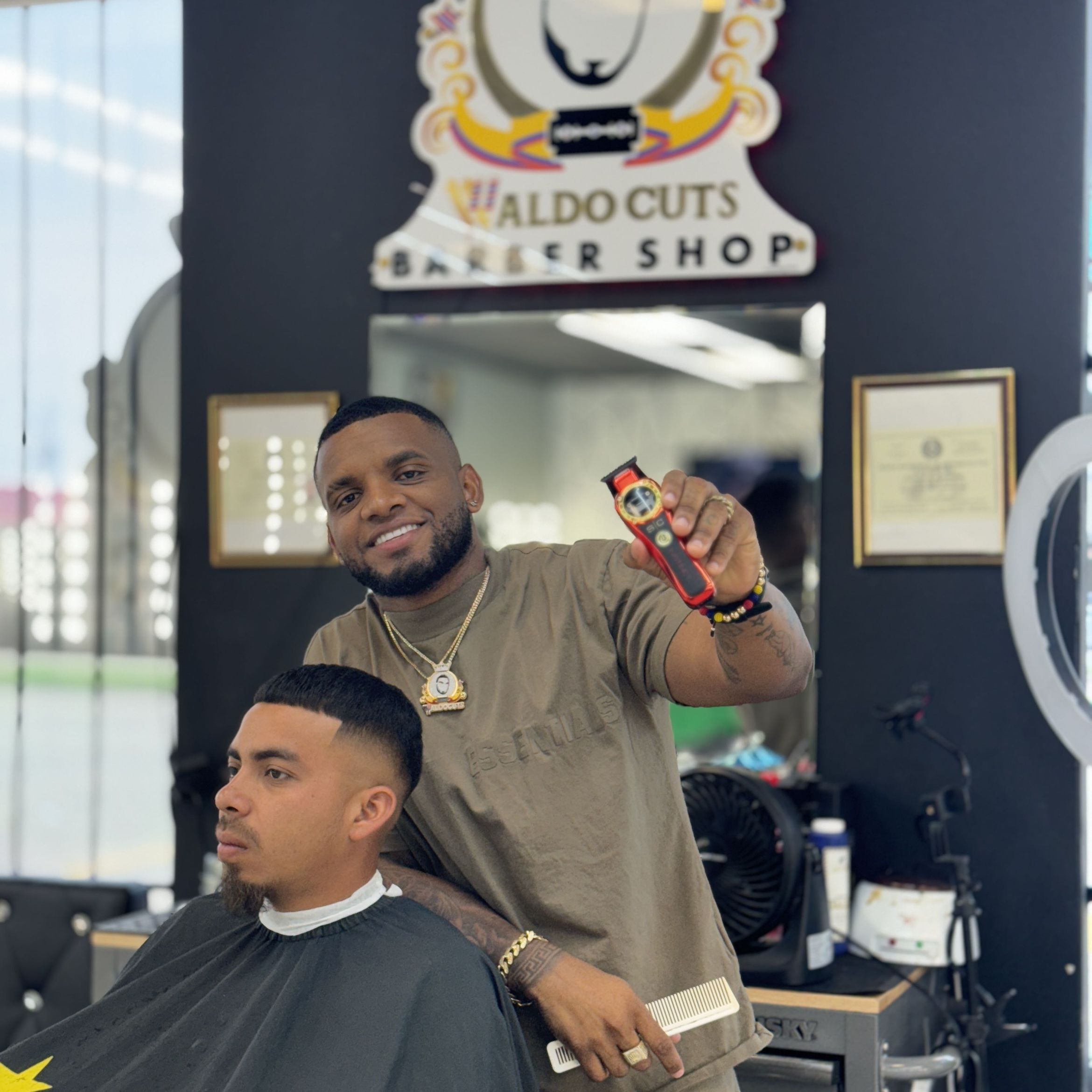 Waldo cuts barbershop, 7616 Dashwood Dr, Houston, 77036