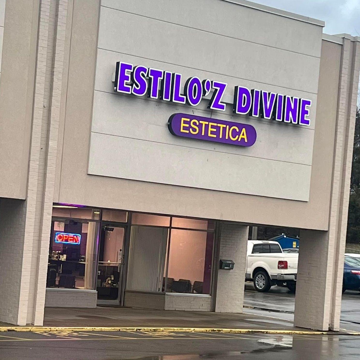 Estilo’z Divine, 5366 Outer Loop, Louisville, 40219