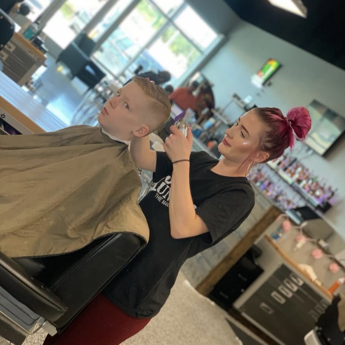 Barber Trish, 10060 Old Cimarron Trail, 112, San Antonio, 78148