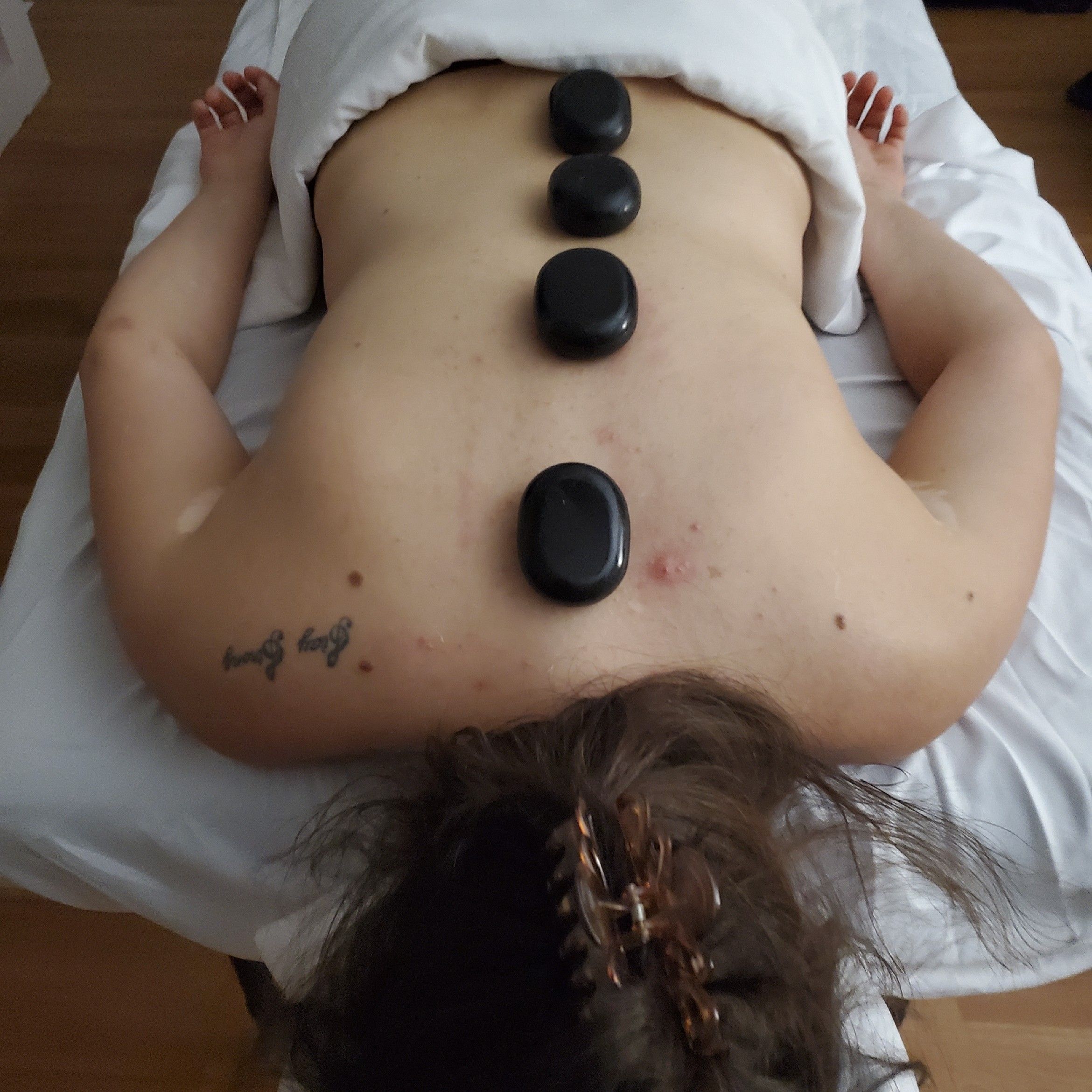 Hot Stones Massage / Masaje De Piedras Calientes portfolio