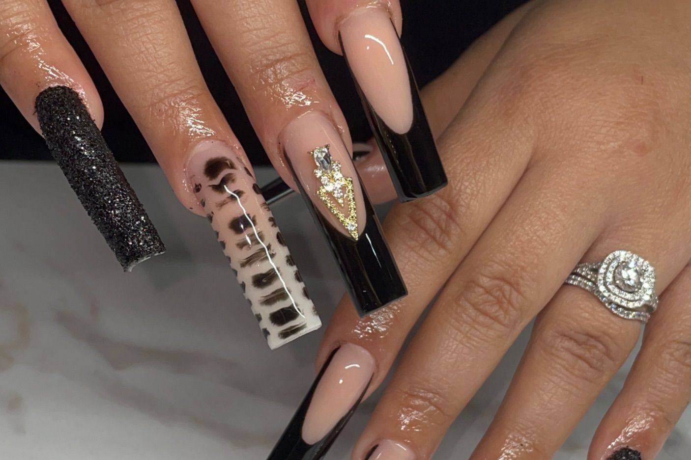 The Best Of Black And Gold Nail Designs - Booksy.com