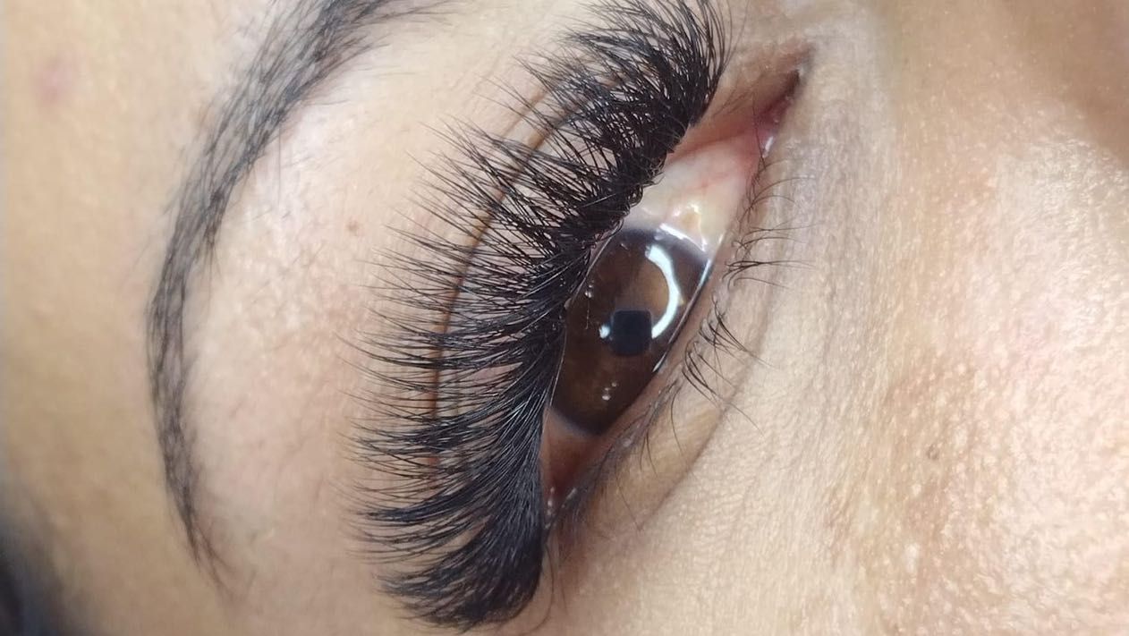 Beginner lash tech) Would this be considered a hybrid or light volume?  Tips/ opinions would be great ! : r/eyelashextensions